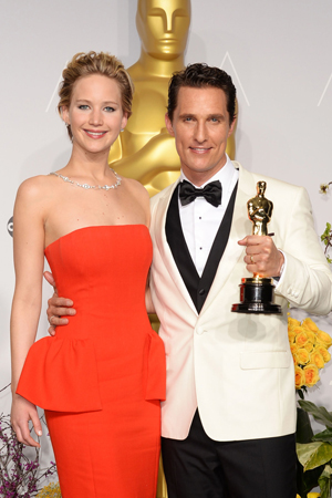 بالفيديو والصور: جنيفر لورانس تقع للمرة الثانية في حفل الأوسكار